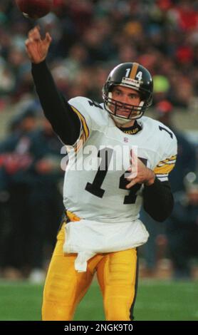 Pittsburgh Steelers quarterback Neil O'Donnell passes during the second  quarter against the Chicago Bears Sunday, Nov. 5, 1995, in Chicago.  O'Donnell had 34 completions in 54 attempts for 341 yards in the