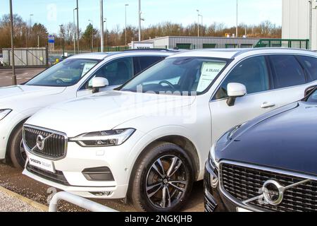 2019 White VOLVO XC90 MOMENTUM PRO B4 AWD AUTO R-DESIGN 1969cc Diesel; New and used cars displayed for sale on car dealers' forecourt & showroom, Preston, UK Stock Photo