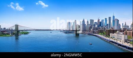 panoramic view at the brooklyn bridge and lower manhattan on a sunny day Stock Photo