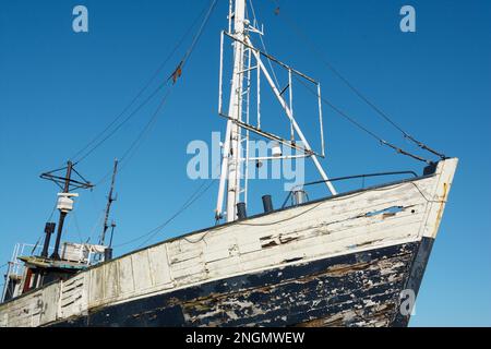 Ein altes verlassenes Fischerboot. An old abandoned fishing boat ashore Stock Photo