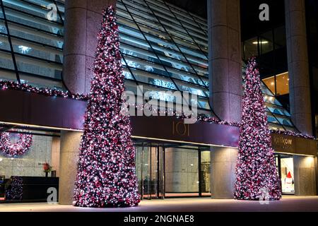 101 Park Avenue (East 40th Street) at Christmas. View from Park Avenue, Manhattan, New York, USA Stock Photo