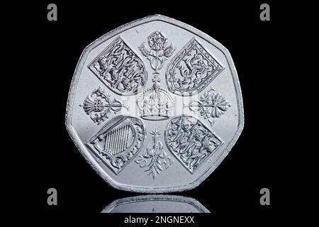 2022 reverse side of a 50p coin to commemorate the life of Queen Elizabeth II featuring the 1953 Coronation Crown Stock Photo