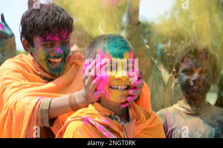 India, Madhya Pradesh, Jabalpur : Ved Pathi students smearing 'gulal' powder on each other's faces as they celebrate Holi festival at Narmada Ved Vigyan sanskrit Vidyalaya in Jabalpur. Photo by - Uma Shankar Mishra Stock Photo