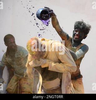 India, Madhya Pradesh, Jabalpur : Ved Pathi students smearing 'gulal' powder on each other's faces as they celebrate Holi festival at Narmada Ved Vigyan sanskrit Vidyalaya in Jabalpur. Photo by - Uma Shankar Mishra Stock Photo