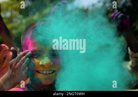 India, Madhya Pradesh, Jabalpur : Ved Pathi students smearing 'gulal' powder on each other's faces as they celebrate Holi festival at Narmada Ved Vigyan sanskrit Vidyalaya in Jabalpur. Photo by - Uma Shankar Mishra Stock Photo