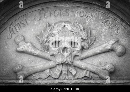 A stone carving of a skull and crossbones Stock Photo