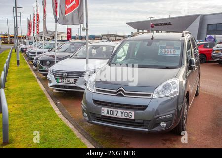 2017 Grey Citroën Berlingo M-Space Flair BH, Berlingo M-Space Flair Bhdi Sa Bluehdi 100 ETG6 Auto; New and used cars displayed for sale on car dealers forecourt & showroom. Stock Photo