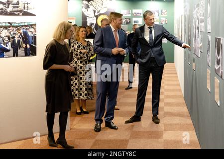 ROTTERDAM - King Willem-Alexander looks at the exhibition about 50 years of the ABN AMRO Open on the last day of the ABN AMRO Open tennis tournament in Ahoy. ANP SANDER KONING netherlands out - belgium out Stock Photo