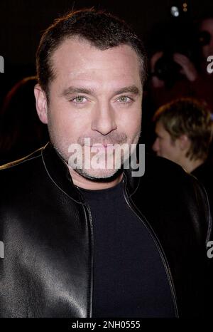 Los Angeles, USA. 20th Oct, 2010. Nov 06, 2000; Los Angeles, CA, USA; 'Red Planet 1e' was held at the Westwood Village Theatre in Los Angeles Sizemore.Tom.12.JPGTom Sizemore in critical condition after suffering brain aneurysm Credit: Tsuni/USA/Alamy Live News Stock Photo