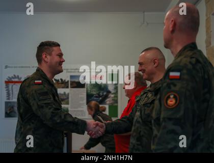 Polish soldiers and Abrams New Equipment Training instructors pose for ...