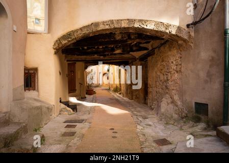 View of an arch in Cotignac, a French village in the Var department of the Provence-Alpes-Côte d'Azur region. It is famous for its troglodyte dwelling Stock Photo