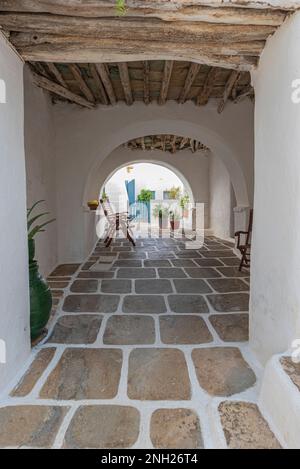 Characteristic arched passage in the Castro neighborhood of Chora village, Folegandros Stock Photo