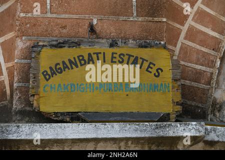 Wooden plaque of 'BAGANBATI ESTATES. CHAKDIGHI. PURBA BARDHAMAN' at the Sinha Raya Baganbati Estates. Chakdighi, East Bardhaman, West Bengal, India. Stock Photo