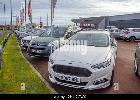 2017 White Ford Mondeo St-Line X Auto. Mondeo St-Line X Auto Tdci 180 Powershift Auto Start/Stop. Diesel Hatchback 1997 cc; New and used cars displayed for sale on car dealers forecourt & showroom, Preston UK Stock Photo