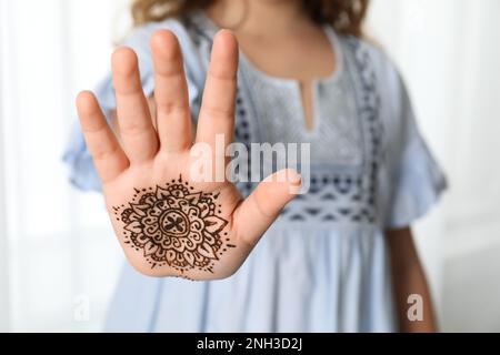 Small and simple mehndi Designs For Hands | Easy Unique Mehndi Art tutorial  - YouTube