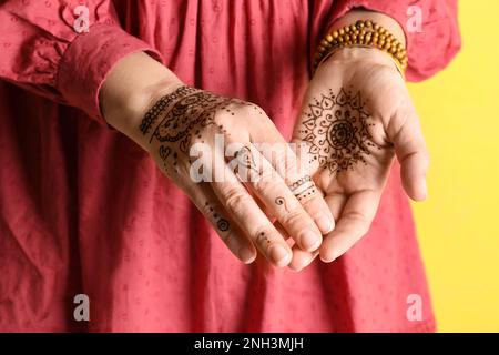 करवा चौथ में सजाएं अपने हाथों को मेहँदी के रंग बिरंगे डिजाइन से | Karwa  Chauth Mehndi Design | Newstrack Samachar | Karwa Chauth Mehndi Design:  करवा चौथ में सजाएं अपने हाथों