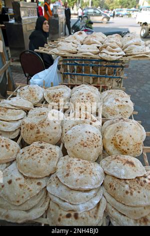 https://l450v.alamy.com/450v/2nh4bj0/selling-pita-bread-in-the-old-city-cairo-egypt-2nh4bj0.jpg