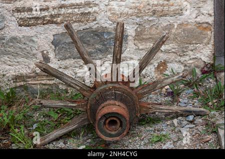 Wooden broken wagon wheel, Franconian Open Air Museum, Bad Windsheim, Middle Franconia, Bavaria, Germany Stock Photo