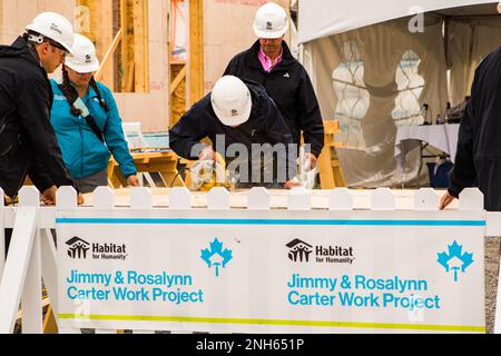 Edmonton, Canada. 10th July, 2017. 93 year old President Jimmy Carter puts his saw skills to use at the Jimmy and Rosalynn Carter Work Project for Habitat for Humanity Edmonton. (Photo by Ron Palmer/SOPA Images/Sipa USA) Credit: Sipa USA/Alamy Live News Stock Photo