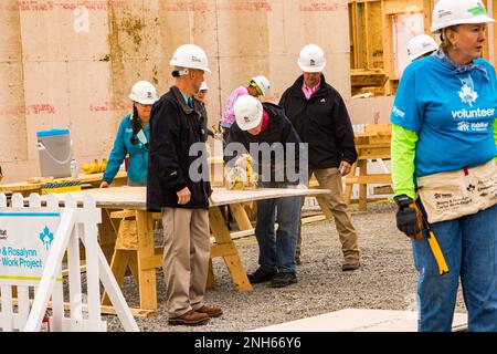 Edmonton, Alberta, Canada. 10th July, 2017. 93 year old President Jimmy Carter puts his saw skills to use at the Jimmy and Rosalynn Carter Work Project for Habitat for Humanity Edmonton. (Credit Image: © Ron Palmer/SOPA Images via ZUMA Press Wire) EDITORIAL USAGE ONLY! Not for Commercial USAGE! Stock Photo