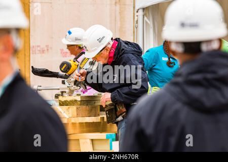 Edmonton, Alberta, Canada. 10th July, 2017. 93 year old President Jimmy Carter puts his saw skills to use at the Jimmy and Rosalynn Carter Work Project for Habitat for Humanity Edmonton. (Credit Image: © Ron Palmer/SOPA Images via ZUMA Press Wire) EDITORIAL USAGE ONLY! Not for Commercial USAGE! Stock Photo