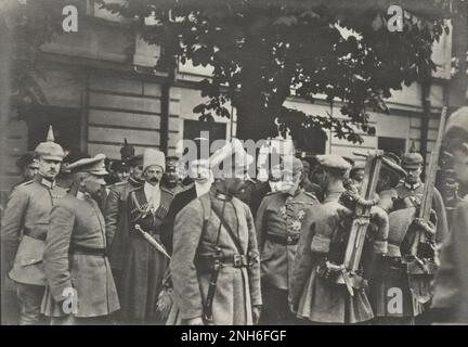1914-1918. World War I. The Ukrainian head of State general Pavlo Skoropadsky and the German general von Kirchbach inspecting soldiers. Stock Photo