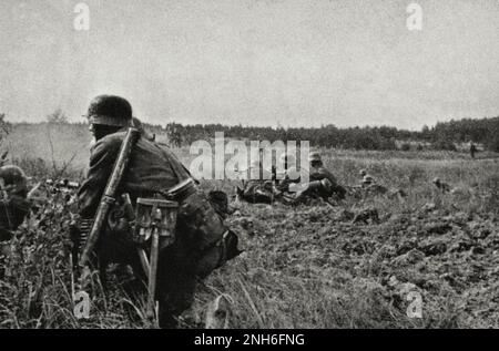 Second World War. German infantry goes to the attack under the protection of heavy machine guns. Russia, 1941 Stock Photo