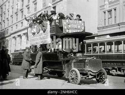 Washington Hikers - Suffragists on an ope top  bus in New York City on their way to Washington - 1913 Stock Photo