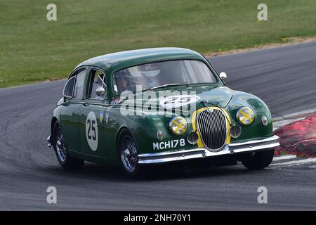 Nigel Webb, John Young, Jaguar Mk1, Ecurie Classic Racing, Forty minutes of racing for pre-66 club racing GT, with engine capacities cars up to 2700cc Stock Photo