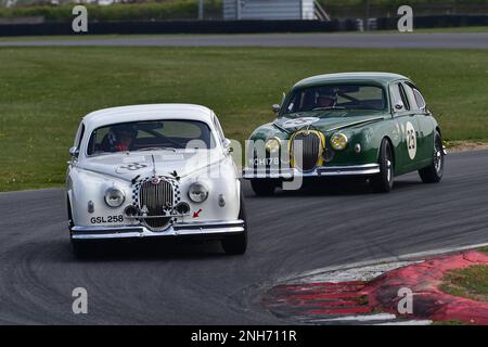 Jaguar vs Jaguar, Glenn Pearson, Jaguar Mk1, Nigel Webb, John Young, Jaguar Mk1, Ecurie Classic Racing, Forty minutes of racing for pre-66 club racing Stock Photo