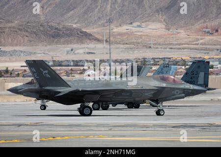 An F-35C Lightning II assigned to Strike Fighter Squadron (VFA) 147, Naval Air Station Lemoore, California, gets ready to take off for a mission during Red Flag-Nellis 22-3, July 12, 2022. Strike Fighter Squadron (VFA) 147 is one of more than 24 units from across the Department of Defense, participating in Red Flag-Nellis 22-3. Stock Photo