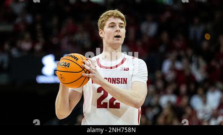 Wisconsin's Steven Crowl (22) against Illinois during the second half ...