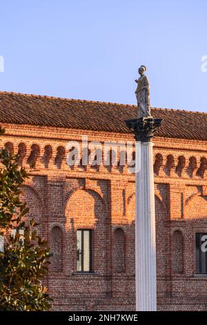 On the square in front of the Galleria degli Antichi in Sabbioneta stands the majestic Column with the statue of Minerva (Colonna di Minerva). Lombard Stock Photo