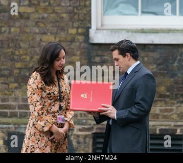 Downing Street, London, UK. February 21st 2023. Minsters arrive for the weekly Cabinet Meeting. PICTURED: Rt Hon ohnny Mercdr MP Minister for Veterans consults with a member of his office team. BridgetCatterall/AlamyLiveNews Stock Photo