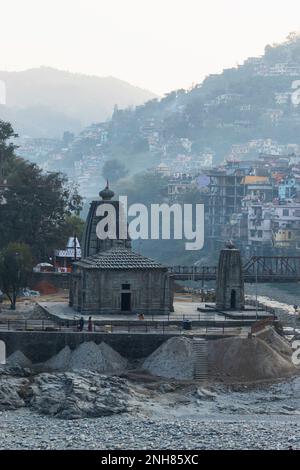 INDIA, HIMACHAL PRADESH, MANDI, December 2022, Devotee at Panchbakhtar Temple in the Bank of Beas River, evening view Stock Photo