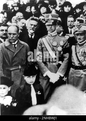 1925 ca. , ROMA , ITALY  : The italian fascist Duce BENITO MUSSOLINI with the prince UMBERTO di SAVOIA in military uniform . The man with white beard as the philosopher GIOVANNI GENTILE ( 1875 - 1944 ) . Near the prince the Generale LUIGI CADORNA ( 1850 - 1928 ) - FASCISMO - FASCISTA - FASCISM  - SAVOY - King  Re principe Umberto II d' ITALIA - italian royalty  ----  Archivio GBB Stock Photo