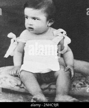 1921 : The italian trade-unionist  LUCIANO LAMA ( 1921 - 1996 ) aged 5 months  , from 1946 to PCI ( Partito Comunista Italiano P.C.I. ) and General Secretary of CGIL from 1970 to 1986 , Vicepresidente del Senato from 1987 to 1994 - POLITICO - POLITICIAN - comunista - communist - communism - comunismo - celebrity celebrities personality personalities when was little boys children baby - SINDACALISTA - SINDACATO - SINDACATI   ----  Archivio GBB Stock Photo