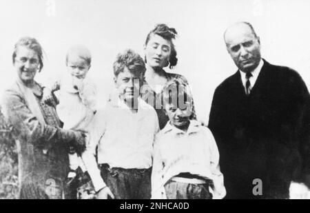 1928ca , ITALY : The italian fascist dictator Duce BENITO MUSSOLINI ( 1883 - 1945 ) with his family : the wife Donna RACHELE GUIDI ( 1893 - 1979 ) and sons ROMANO ( born 1927 ), BRUNO ( 1918 - 1941 ) , EDDA ( future countess CIANO , 1910 - 1995 ), VITTORIO ( 1916 - 1997 )   - Seconda Guerra Mondiale - WWII - World War II - FASCISMO - FASCISTA - FASCIO -  famiglia  ----  Archivio GBB Stock Photo