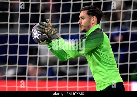 FRANKFURT - SSC Napoli goalkeeper Alex Meret prior to the UEFA Champions League Round of 16 match between Eintracht Frankfurt and SSC Napoli at Germany's Bank Park stadium on February 21, 2023 in Frankfurt am Main, Germany. AP | Dutch Height | GERRIT OF COLOGNE Stock Photo