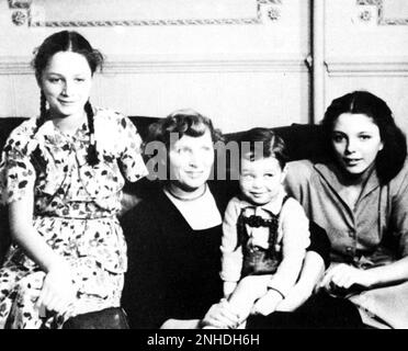 1948 ca. : The british movie actress JOAN COLLINS ( born in London , 23 may 1933 ) when was young with her mother Elsa , sister JACKIE COLLINS ( future celebrated writer ) and  little brother Bill - CINEMA  - personalità celebrità attori attrice attore da giovane piccolo piccola bambino bambini bambina - celebrity celebrities personality personalities children youn youngs - LETTERATURA - LITERATURE - letterato - SCRITTORE - scrittrice - mamma e figlia - daughter - family - famiglia - sorelle - sisters  ----  Archivio GBB Stock Photo