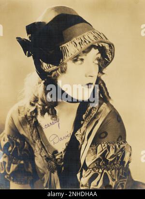 1920's, USA : The american movie actress MARION DAVIES ( 1897 - 1961 ) , lover of William Randolph Hearst - CINEMA - MOVIE - FILM - portrait - ritratto - signature - firma - autografo - autograph - hat - cappello - curls - boccoli - riccioli  ----  Archivio GBB Stock Photo