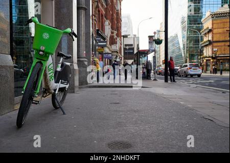 19 Feb 2023 - LondonUK: Lime bike E-cycle left on London street Stock Photo