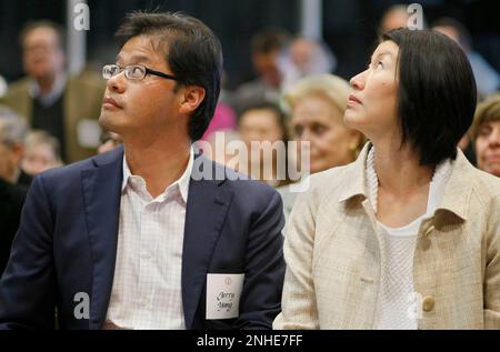 Yahoo CEO Jerry Yang and his wife Akiko Yamazaki admiring the