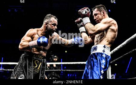 Boxing, Felix Sturm GER (blue trousers) vs Suekrue Altay TUR (black trousers), Porsche Arena, Stuttgart, Baden-Wuerttemberg, Germany Stock Photo