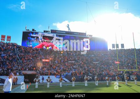 Russell Wilson, Derwin James kneel in prayer before Broncos