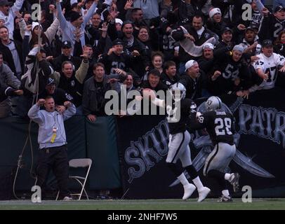 RAIDERS9-C-09DEC01-SP-MAC Raiders 81- Tim Brown celebrates in the enzone  after and 88