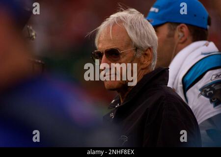 Carolina Panthers coach George Seifert, right, talks with team owner Jerry  Richardson before the start of the Panthers' game against the New York Jets  in Charlotte, N.C., Sunday, Oct. 28, 2001. Seifert