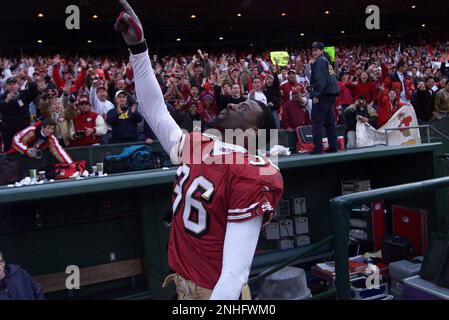 49ERS HANKS/C/03JAN98/SP/MAC 49ers v. Packers. 49er 36- Merton Hanks  celebrates the victory. bY Michael Macor/The Chronicle (MICHAEL MACOR/San  Francisco Chronicle via AP Stock Photo - Alamy