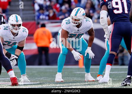 FOXBOROUGH, MA - JANUARY 01: Miami Dolphins offensive linemen Brandon Shell  (71) and Robert Hunt (68) block during a game between the New England  Patriots and the Miami Dolphins on January 1