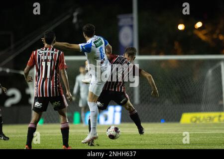 Sorocaba, Brazil. 21st Feb, 2023. SP - Sorocaba - 02/21/2023 - PAULISTA 2023, SAO BENTO X SAO PAULO - Carlos Jatoba player from Sao Bento competes with Galoppo player from Sao Paulo during a match at Walter Ribeiro stadium for the 2023 Paulista championship. Photo: Diogo Reis/AGIF/Sipa USA Credit: Sipa USA/Alamy Live News Stock Photo